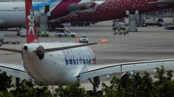 Airbus Edelweiss na lotnisku w Phuket — Wideo stockowe