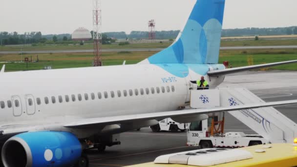 Боїнг 737 авіакомпанії Pobeda. — стокове відео