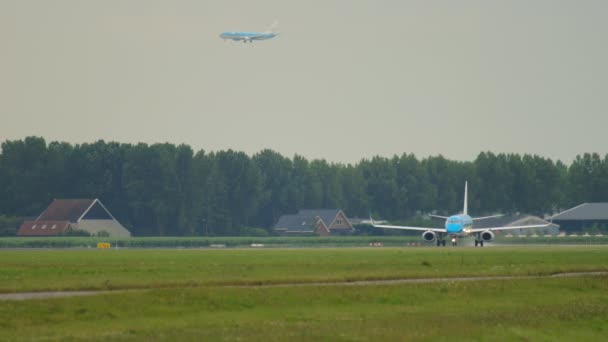 滑走路上の航空会社、長いショット — ストック動画