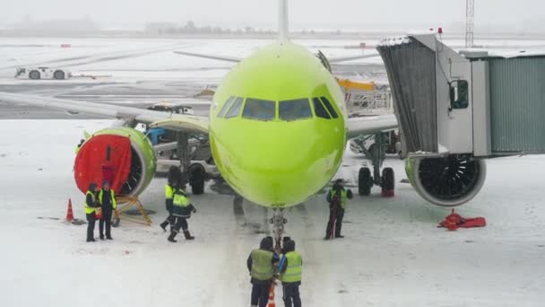 Avião aéreo no terminal do aeroporto — Vídeo de Stock