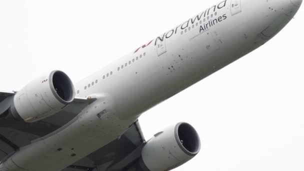 Boeing Nordwind repül felettünk — Stock videók