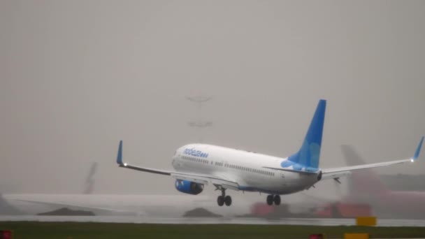 Flugzeug fliegt durch Regen — Stockvideo