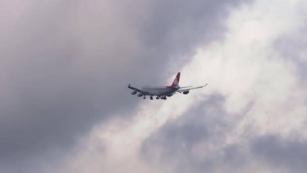 Jumbo jet en el cielo nublado — Vídeos de Stock