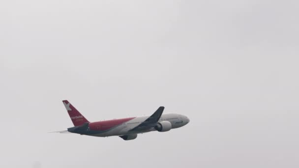 Boeing 777 Nordwind havalanıyor — Stok video