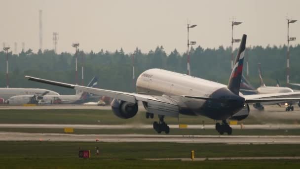 Boeing 777 Aeroflot landing, braking — Stock Video