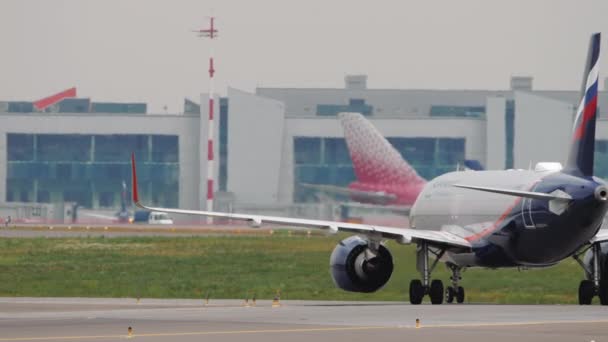 Aeroflot-Passagierflugzeug am Flughafen Scheremetjewo — Stockvideo