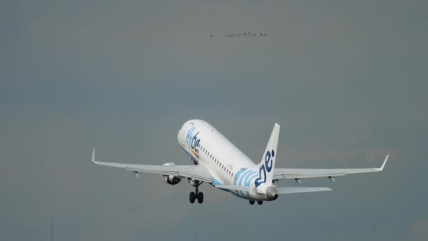 Avión de pasajeros a reacción despega — Vídeos de Stock