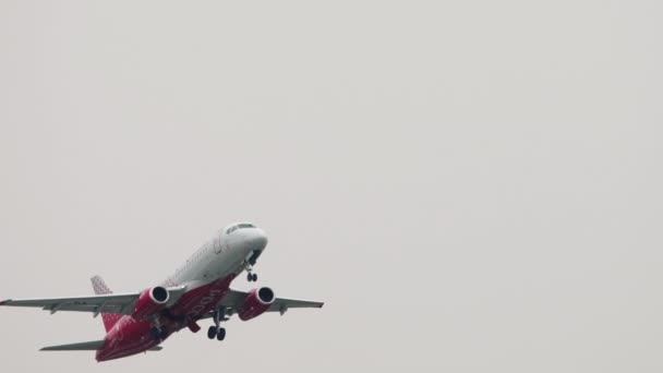 Jet de passagers volant bas au-dessus de la tête — Video