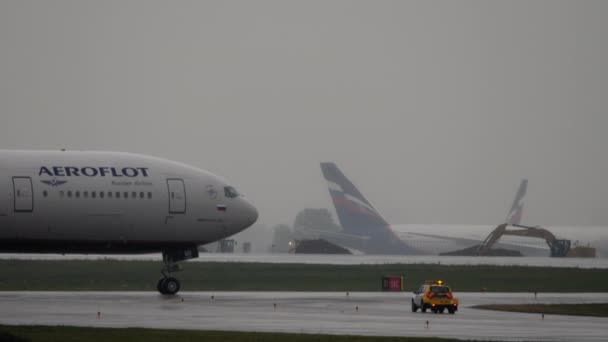 Avión taxiando bajo fuertes lluvias — Vídeos de Stock