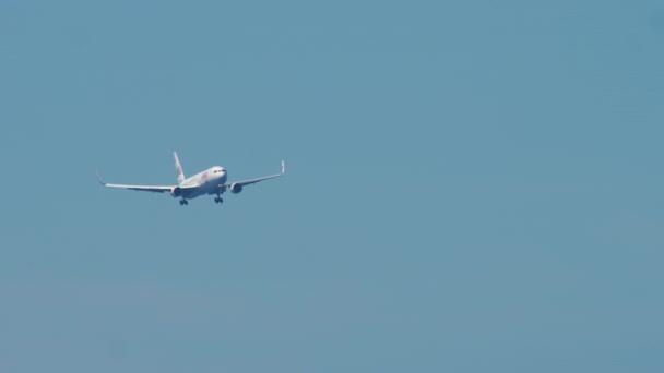 Αεροπλάνο στο γαλάζιο ηλιόλουστο ουρανό — Αρχείο Βίντεο