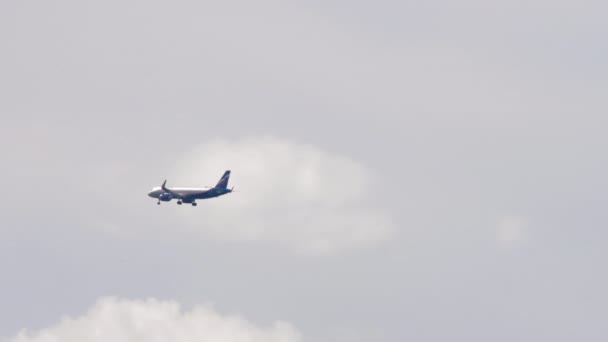 Avião Aeroflot no céu nublado — Vídeo de Stock