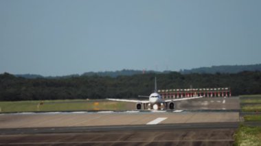 Pist ve uçağın kalkış görüntüsü