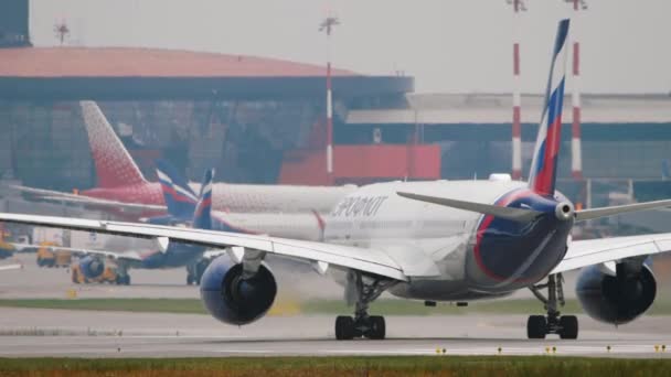 Aeroflot Airlines taxiing na pista — Vídeo de Stock