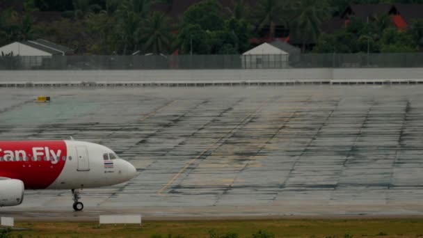 Азиатские авиалинии на аэродроме в аэропорту Пхукета — стоковое видео
