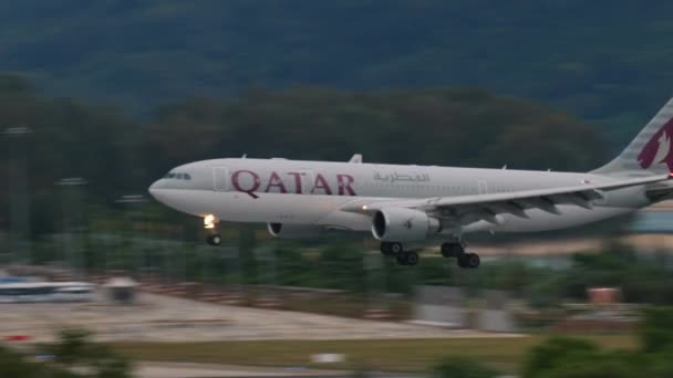 Avião aterrissando no Aeroporto de Phuket — Vídeo de Stock