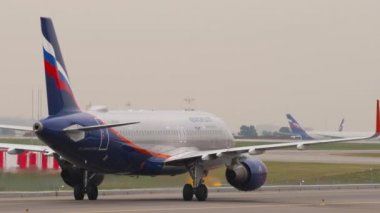 Aeroflot Havayolları taksileri terminale gidiyor.