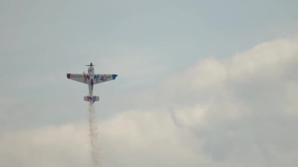 神奇的飞机在天空中的特技 — 图库视频影像