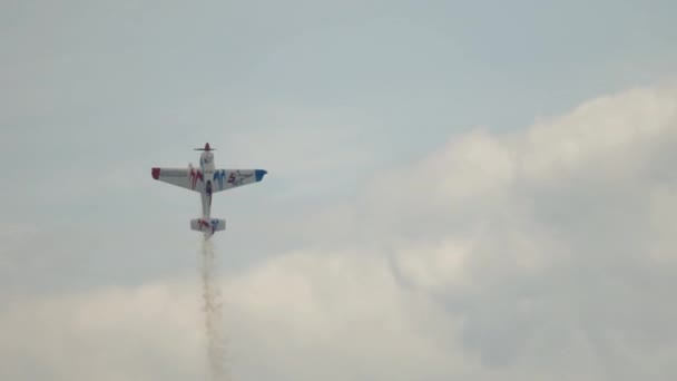 Spektakulära flygplansstunts på himlen — Stockvideo