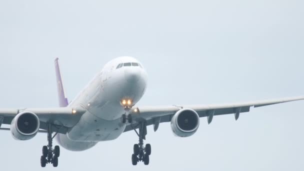 Jet aterrizaje, aeropuerto de Phuket — Vídeo de stock