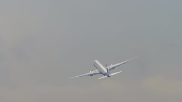 Avião curva afiada no céu — Vídeo de Stock