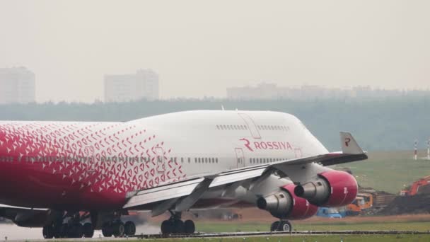 Enorme Boeing 747 en la pista de rodaje — Vídeos de Stock