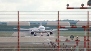 Düsseldorf pist ve uçak