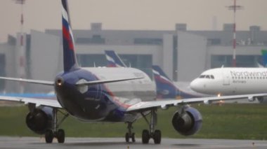 Büyük, modern bir havaalanı.