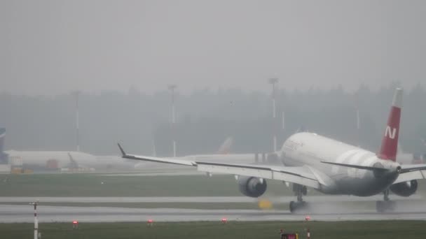 Avião chuva de pouso — Vídeo de Stock