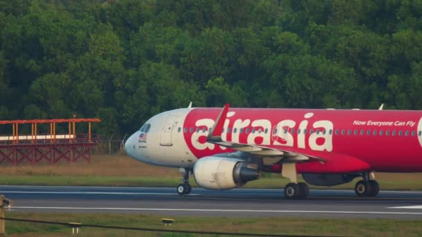 AirAsia no taxiway no aeroporto — Vídeo de Stock