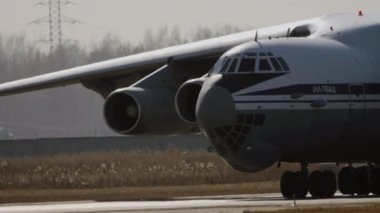 IL-76 Rus ağır askeri uçağı