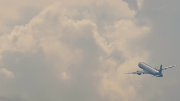 Silueta de avión en el cielo lluvioso tormentoso — Vídeo de stock