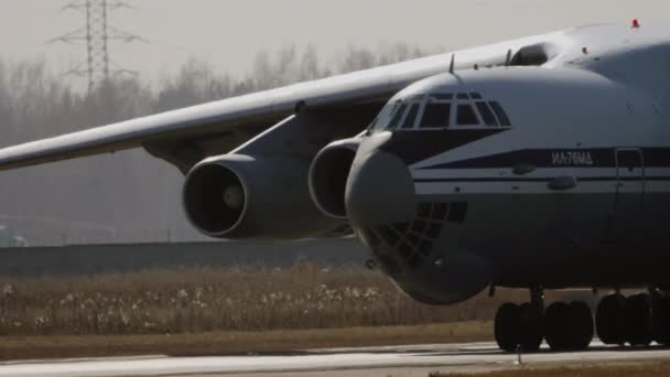 IL-76 Russian heavy military aircraft — Stock Video