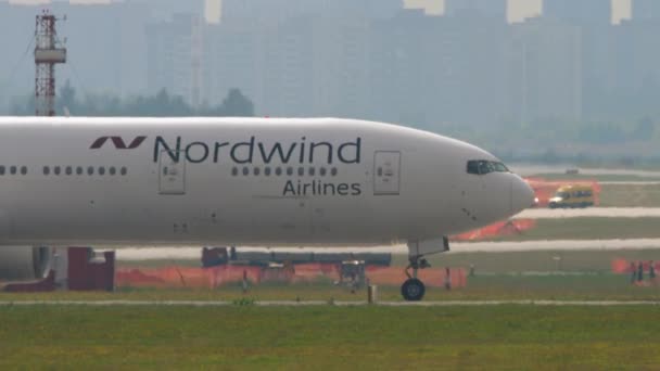 Rollende Boeing 777 NordWind — Stockvideo