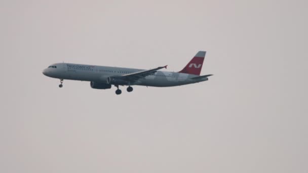Letadlo Nordwind se blíží k přistání — Stock video