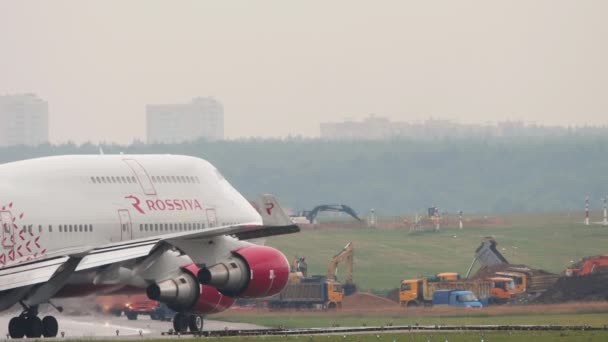 Boeing 747 van Rossiya rijdt — Stockvideo