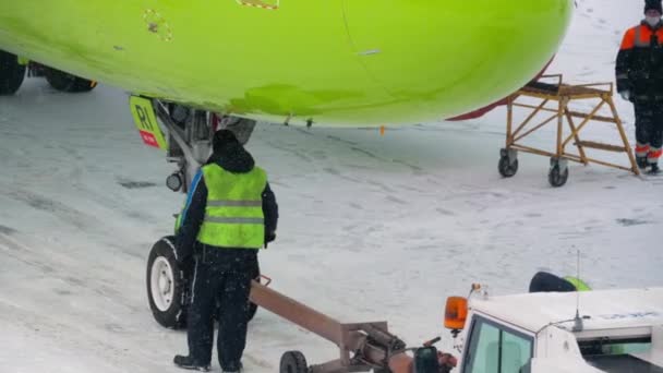Пассажирский самолет S7 Airlines, снежный — стоковое видео