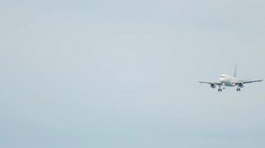 Mavi gökyüzünde uçan yolcu uçağı