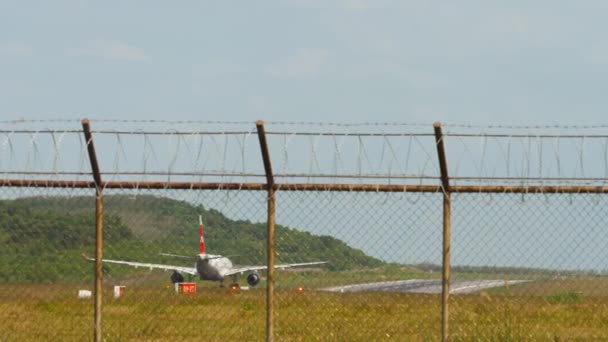 Piste d'aérodrome, vue à travers la clôture — Video