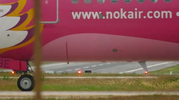 NOK Taxiing aéreo, primer plano del tren de aterrizaje — Vídeos de Stock