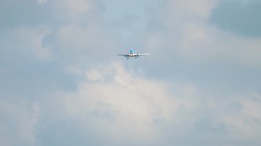 Uçak uçar, ön manzara