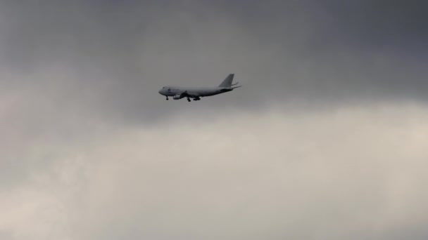 ASL Airlines летит в облачном небе — стоковое видео