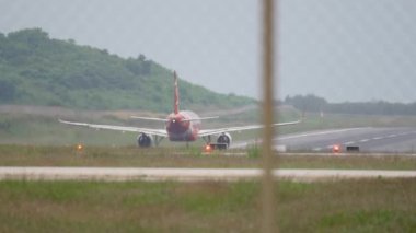 Uçak kalkıyor, dikiz aynasından