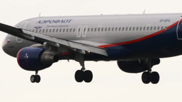 Airbus A320 de Aeroflot voar para longe — Vídeo de Stock