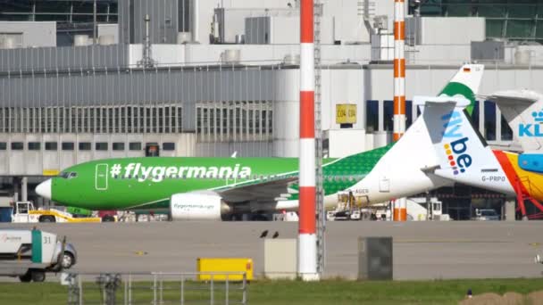 Passagiers instappen, luchtvaartmaatschappij Germania — Stockvideo
