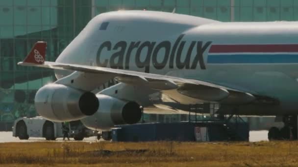 Трактор тянет груз Boeing Cargolux — стоковое видео