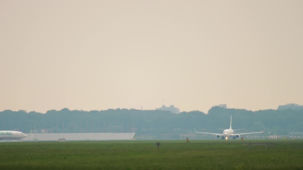 Kleine kans, Boeing 737 aan het begin van de startbaan. — Stockvideo