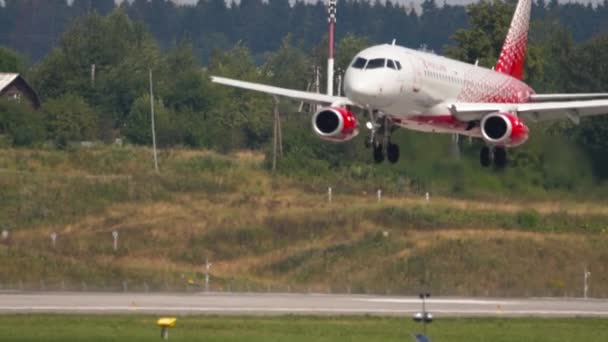 Sukhoi Superjet de Rossiya aterrizaje — Vídeos de Stock