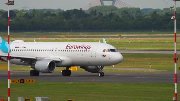 Eurowings naik di taxiway — Stok Video