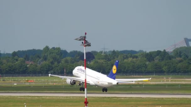 Salida de Lufthansa Airlines — Vídeos de Stock