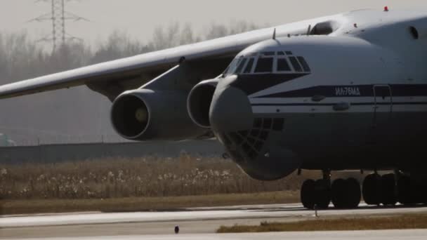 IL-76 militärt transportplan — Stockvideo